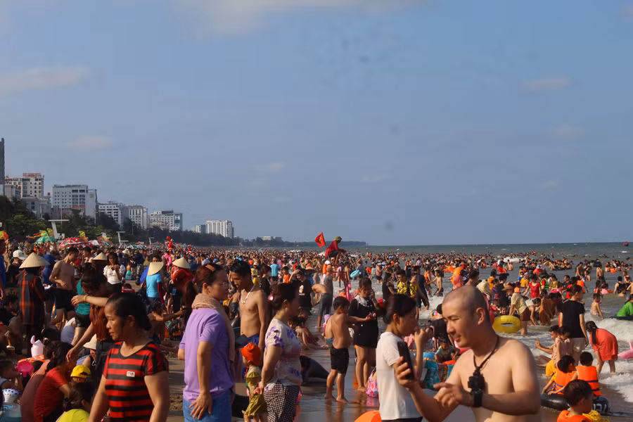 Biển Sầm Sơn ken đặc người ngày cuối tuần. Ảnh: LT.