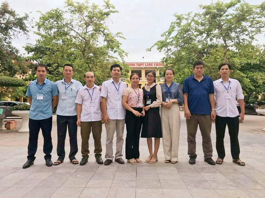 Cô Hà Thị Khuyên (thứ 5 từ trái qua) cùng các giám thị Trường THPT Quan Sơn, Trường THCS-THPT Quan Sơn tại hội đồng thi Trường THPT Lang Chánh.