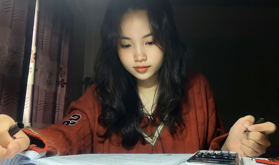 Em Ngô Thị Hoài An, lớp 12B6, Trường THPT Hàm Rồng ôn thi tốt nghiệp ở nhà. Ảnh: LT.