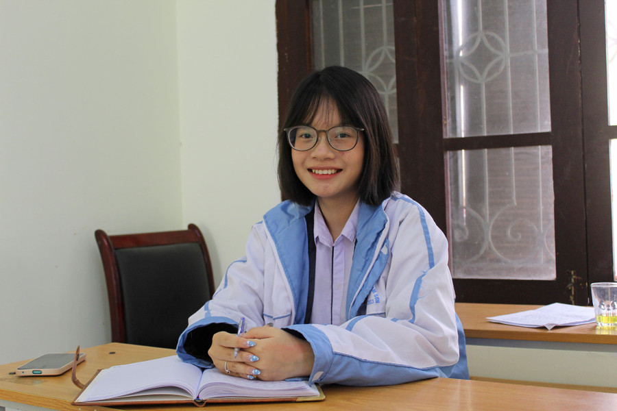 Lò Diệu Linh, lớp 12A2, Trường THPT chuyên Lam Sơn (Thanh Hóa). Ảnh: Lường Toán. Lò Diệu Linh, lớp 12A2, Trường THPT chuyên Lam Sơn (Thanh Hóa). Ảnh: Lường Toán.
