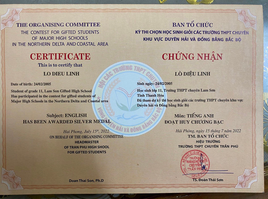 Chứng nhận đoạt Huy chương Bạc môn tiếng Anh của Diệu Linh, tại kỳ thi chọn học sinh giỏi các trường THPT chuyên khu vực duyên hải và đồng bằng Bắc Bộ. Chứng nhận đoạt Huy chương Bạc môn tiếng Anh của Diệu Linh, tại kỳ thi chọn học sinh giỏi các trường THPT chuyên khu vực duyên hải và đồng bằng Bắc Bộ.