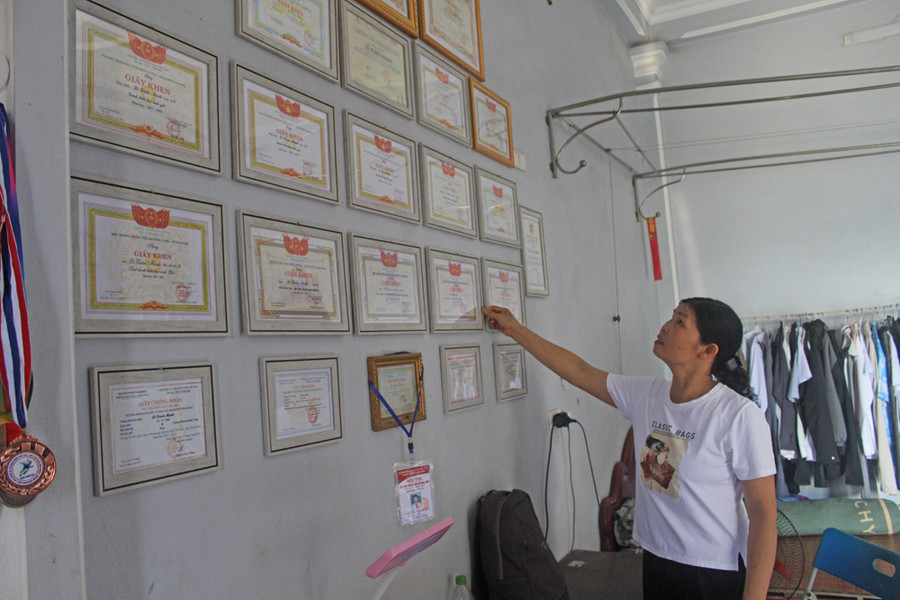 Góc học tập treo đầy giấy khen của cậu học trò Lê Xuân Mạnh. Ảnh: LT. Góc học tập treo đầy giấy khen của cậu học trò Lê Xuân Mạnh. Ảnh: LT.