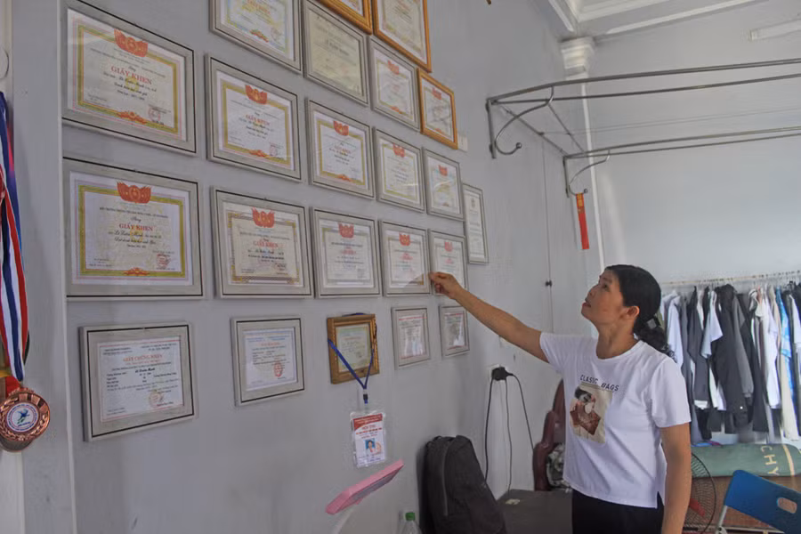 Góc học tập treo đầy giấy khen của cậu học trò Lê Xuân Mạnh. Ảnh: LT.