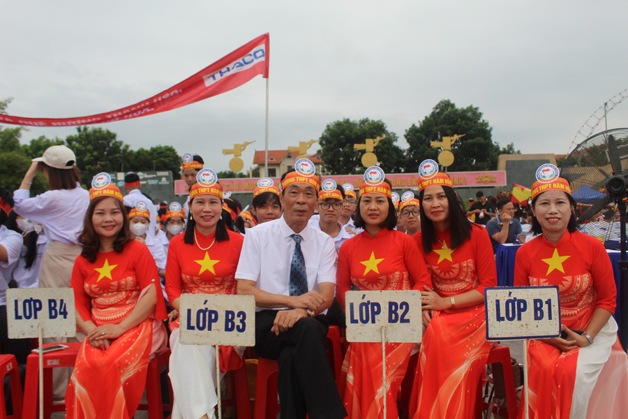 Thầy Thiều Ánh Dương - Hiệu trưởng Trường THPT Hàm Rồng và giáo viên nhà trường. Ảnh: LT Thầy Thiều Ánh Dương - Hiệu trưởng Trường THPT Hàm Rồng và giáo viên nhà trường. Ảnh: LT