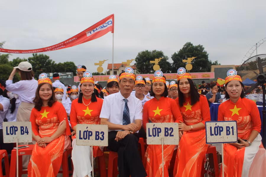 Thầy Thiều Ánh Dương - Hiệu trưởng Trường THPT Hàm Rồng và giáo viên nhà trường. Ảnh: LT Thầy Thiều Ánh Dương - Hiệu trưởng Trường THPT Hàm Rồng và giáo viên nhà trường. Ảnh: LT