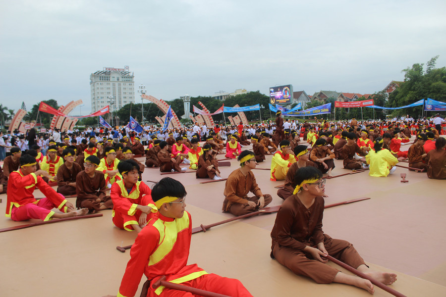 Học sinh tập dượt chuẩn bị trình diễn các tiết mục văn nghệ đặc sắc cổ vũ cho "nhà leo núi" Lê Xuân Mạnh. Ảnh: LT Học sinh tập dượt chuẩn bị trình diễn các tiết mục văn nghệ đặc sắc cổ vũ cho "nhà leo núi" Lê Xuân Mạnh. Ảnh: LT