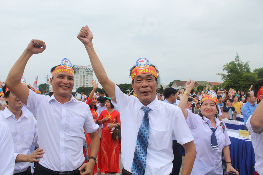 Thầy Thiều Ánh Dương (bìa phải) vỡ òa niềm vui trước chiến thắng "kỳ tích" của Xuân Mạnh. Ảnh: LT Thầy Thiều Ánh Dương (bìa phải) vỡ òa niềm vui trước chiến thắng "kỳ tích" của Xuân Mạnh. Ảnh: LT
