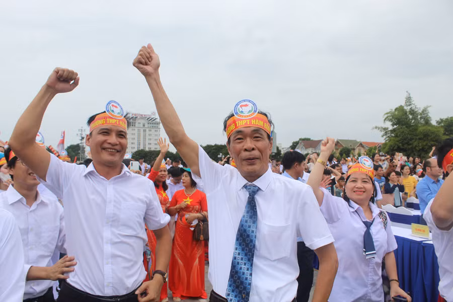 Thầy Thiều Ánh Dương - Hiệu trưởng Trường THPT Hàm Rồng. Ảnh: LT