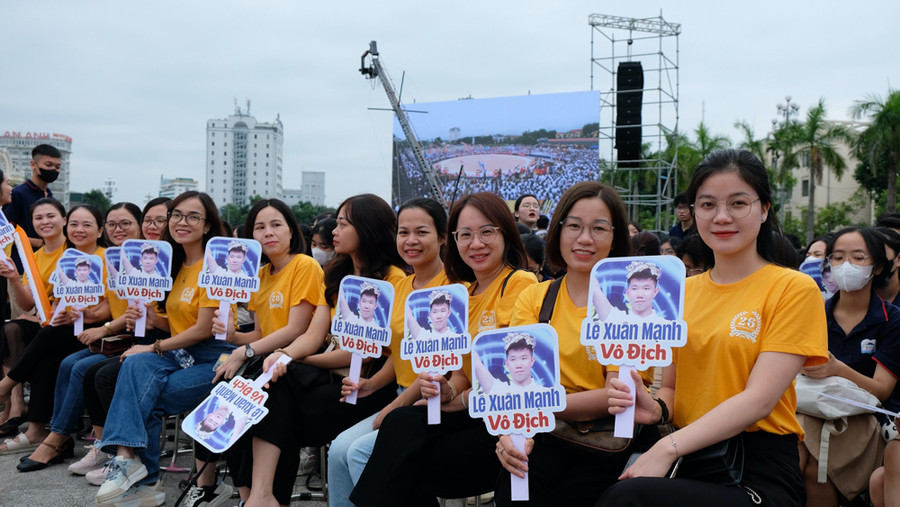 Rất đông giáo viên, học sinh các trường THPT trên địa bàn TP Thanh Hóa cổ vũ cho Xuân Mạnh. Ảnh: NT Rất đông giáo viên, học sinh các trường THPT trên địa bàn TP Thanh Hóa cổ vũ cho Xuân Mạnh. Ảnh: NT