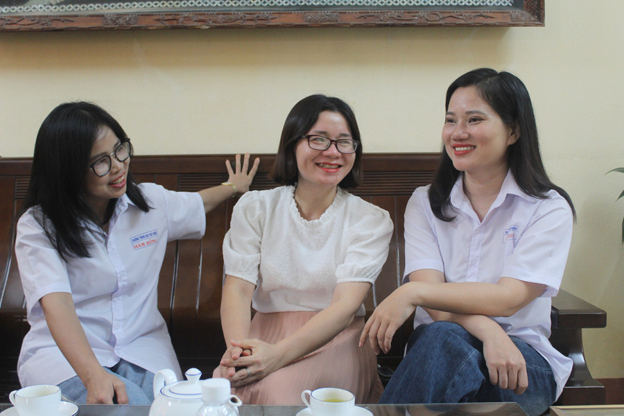Cô Phạm Thị Hằng (giữa) cùng các thầy cô trò chuyện về cậu học trò ưu tú Lê Xuân Mạnh. Ảnh: LT Cô Phạm Thị Hằng (giữa) cùng các thầy cô trò chuyện về cậu học trò ưu tú Lê Xuân Mạnh. Ảnh: LT