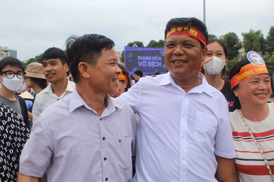 Ông Lê Xuân Bình (bố của Mạnh) chung vui cùng với mọi người tại điểm cầu Thanh Hóa. Ảnh: LT.