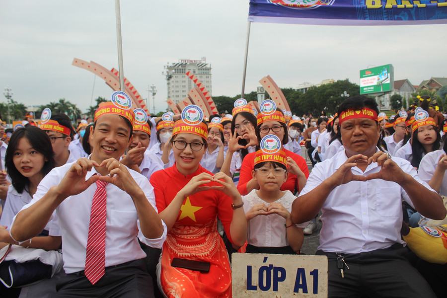 Ông Lê Xuân Bình (bố của Mạnh - bìa phải) cổ vũ cho con trai tại điểm cầu Thanh Hóa. Ảnh: Lường Toán Ông Lê Xuân Bình (bố của Mạnh - bìa phải) cổ vũ cho con trai tại điểm cầu Thanh Hóa. Ảnh: Lường Toán