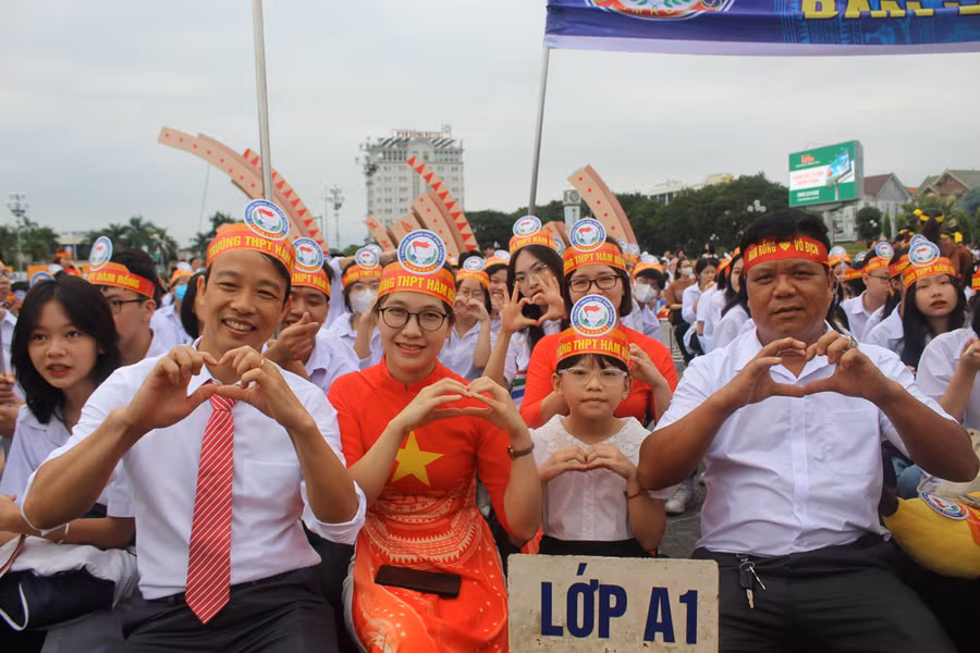 Ông Lê Xuân Bình (bố của Mạnh - bìa phải) cổ vũ cho con trai tại điểm cầu Thanh Hóa. Ảnh: Lường Toán Ông Lê Xuân Bình (bố của Mạnh - bìa phải) cổ vũ cho con trai tại điểm cầu Thanh Hóa. Ảnh: Lường Toán