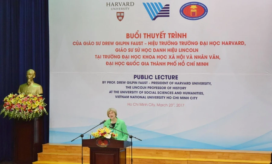 GS Drew Gilpin Faust tại buổi thuyết trình