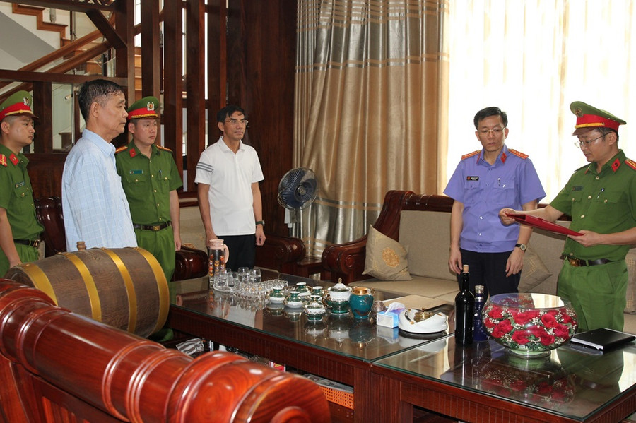 Khám xét nơi ở của ông Doãn Tiến Dũng - Chủ tịch UBND thị xã Cửa Lò. Ảnh: CANA.