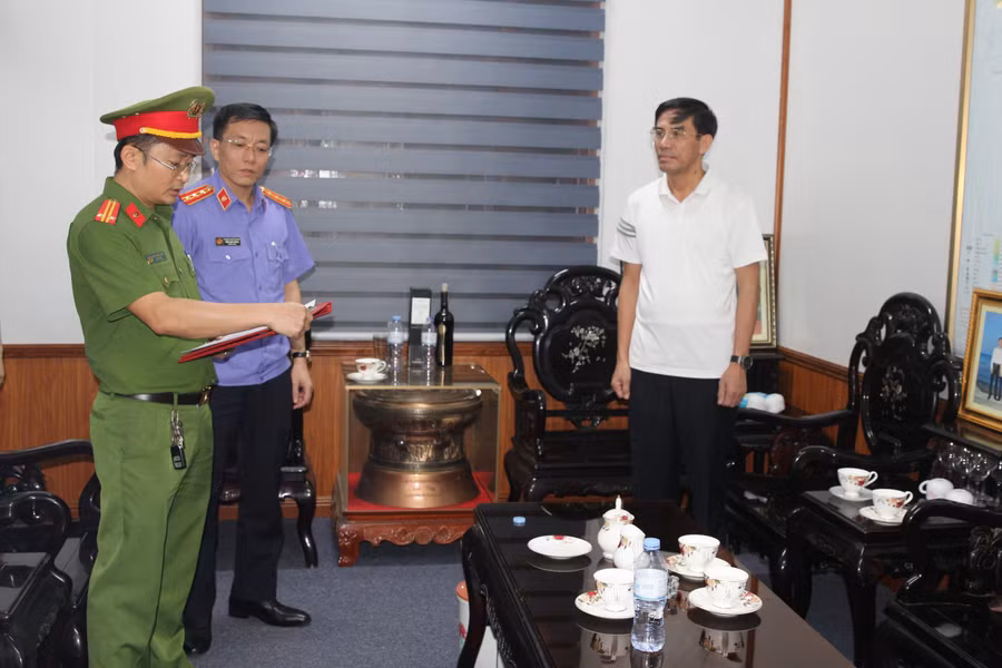 Cơ quan chức năng đọc lệnh bắt bị can để tạm giam đối với Chủ tịch UBND thị xã Cửa Lò. Ảnh: CANA.