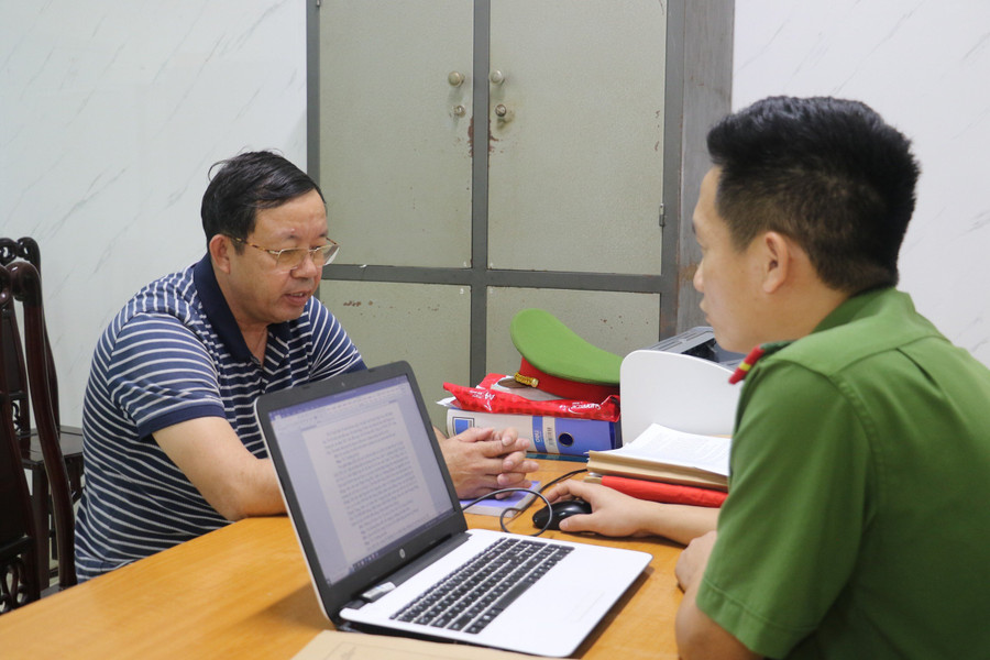 Công an làm việc với Hoàng Khắc Trường. Ảnh: CANA.