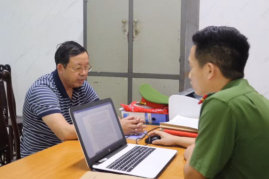 Công an làm việc với Hoàng Khắc Trường. Ảnh: CANA.