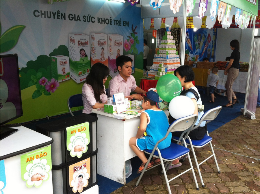Phụ huynh đang tham vấn việc chăm sóc sức khỏe cho trẻ tại một gian hàng tại ngày hội tổ chức năm 2015 Phụ huynh đang tham vấn việc chăm sóc sức khỏe cho trẻ tại một gian hàng tại ngày hội tổ chức năm 2015