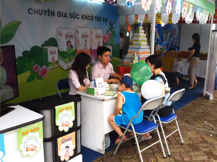 Phụ huynh đang tham vấn việc chăm sóc sức khỏe cho trẻ tại một gian hàng tại ngày hội tổ chức năm 2015