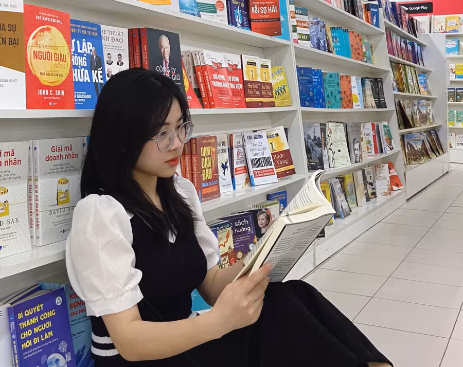 Việc chủ động tìm kiếm các nguồn tài liệu sẽ giúp thí sinh củng cố vốn kiến thức xã hội của mình.