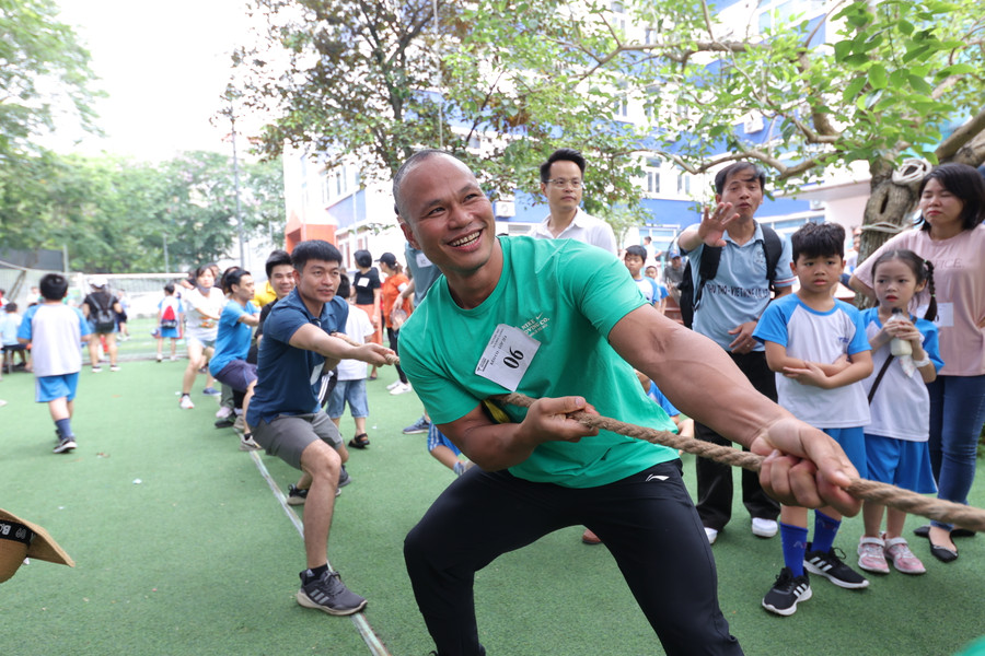 Các bậc phụ huynh cũng tham gia đại hội cùng các em học sinh với bộ môn Kéo co.