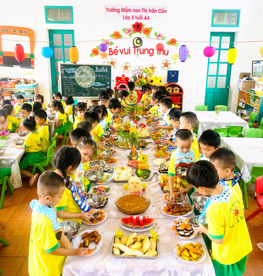 Tiệc buffet được cô trò tổ chức trong lớp học với nhiều loại đồ ăn, nước uống đảm bảo vệ sinh an toàn thực phẩm. Tiệc buffet được cô trò tổ chức trong lớp học với nhiều loại đồ ăn, nước uống đảm bảo vệ sinh an toàn thực phẩm.