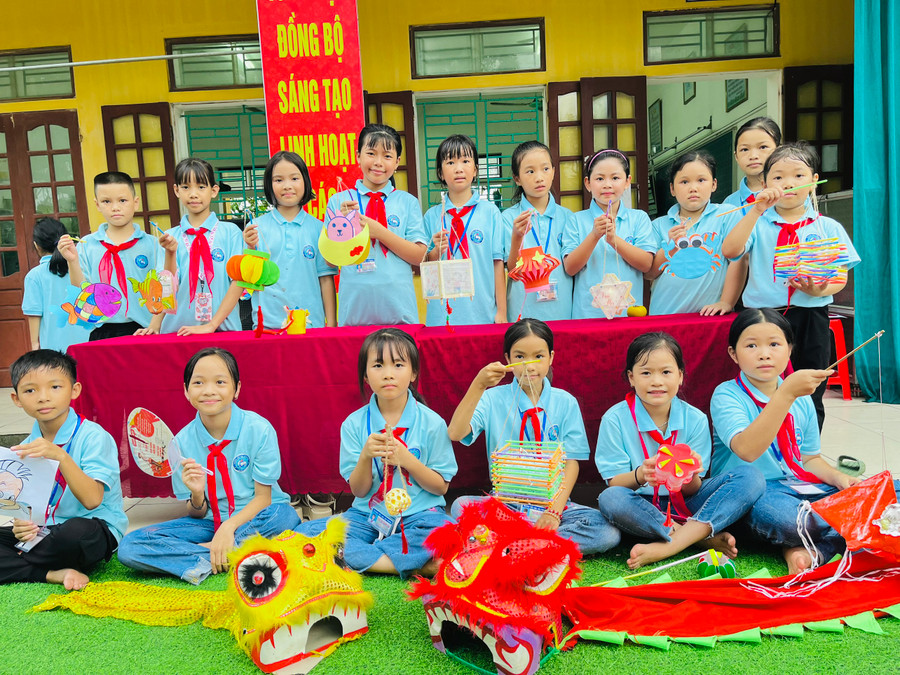 Mỗi sản phẩm khi hoàn thiện đều chứa đựng tâm sức của các em nên ai cũng phấn khởi. Mỗi sản phẩm khi hoàn thiện đều chứa đựng tâm sức của các em nên ai cũng phấn khởi.