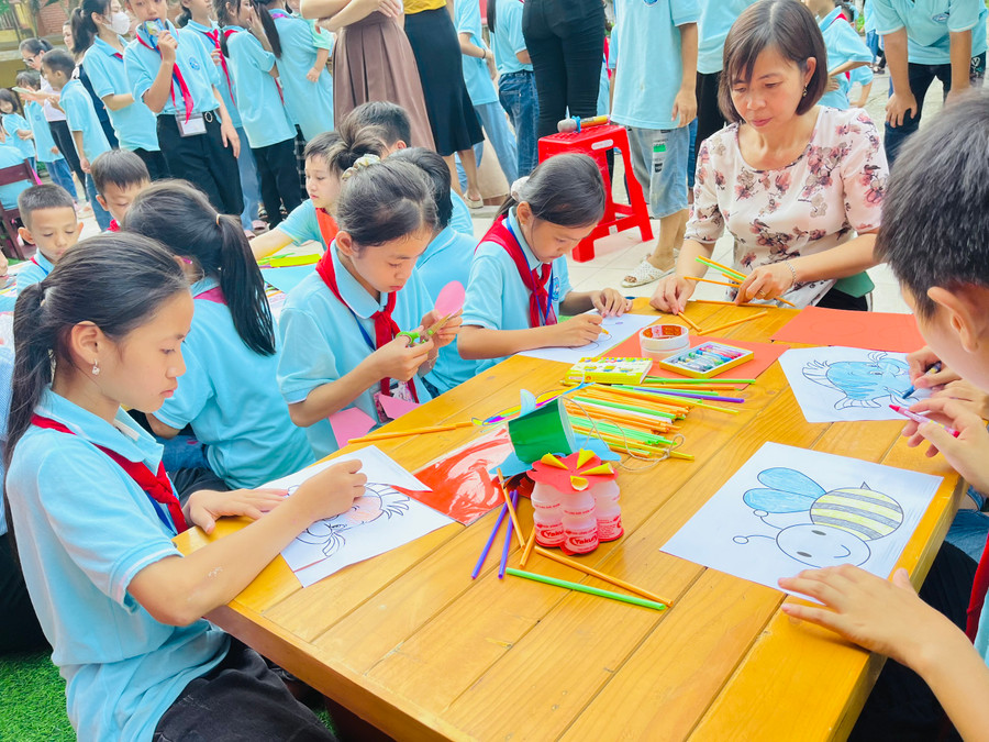Tương tự, tại Trường Tiểu học Hải Phong, huyện Hải Hậu, hoạt động làm đồ chơi Trung thu cũng được cô trò thực hiện tích cực. Tương tự, tại Trường Tiểu học Hải Phong, huyện Hải Hậu, hoạt động làm đồ chơi Trung thu cũng được cô trò thực hiện tích cực.