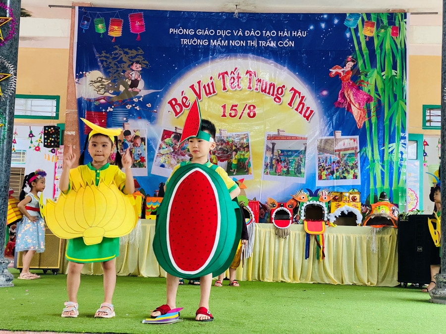 Các trang phục từ vật liệu tái chế, giấy màu với đủ hình thù đáng yêu được trẻ trình diễn tại sân khấu. Các trang phục từ vật liệu tái chế, giấy màu với đủ hình thù đáng yêu được trẻ trình diễn tại sân khấu.