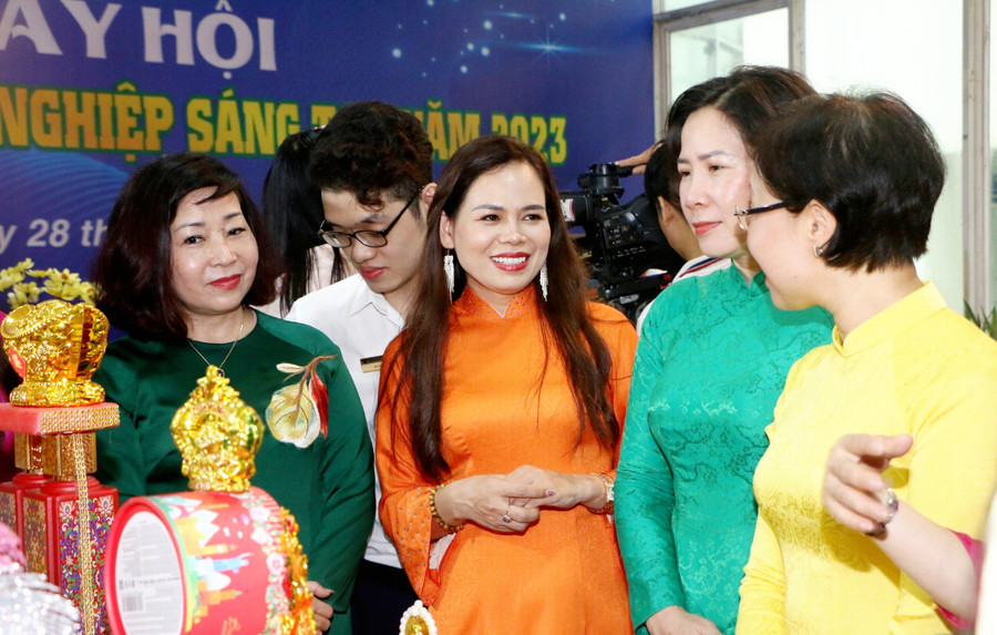 Các đại biểu thăm quan gian hàng giới thiệu sản phẩm làm oản nghệ thuật và thủ công sắp lễ của Trung tâm Ngọc Ân tại ngày hội. Các đại biểu thăm quan gian hàng giới thiệu sản phẩm làm oản nghệ thuật và thủ công sắp lễ của Trung tâm Ngọc Ân tại ngày hội.