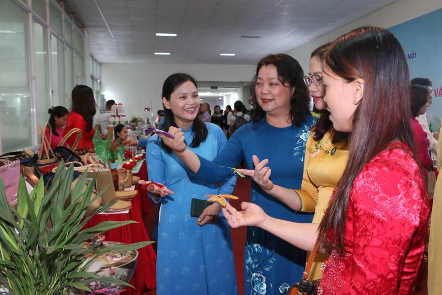 Đã có 45 doanh nghiệp, HTX, cơ sở sản xuất làng nghề tham gia trưng bày, trải nghiệm sản phẩm tại ngày hội. Đã có 45 doanh nghiệp, HTX, cơ sở sản xuất làng nghề tham gia trưng bày, trải nghiệm sản phẩm tại ngày hội.