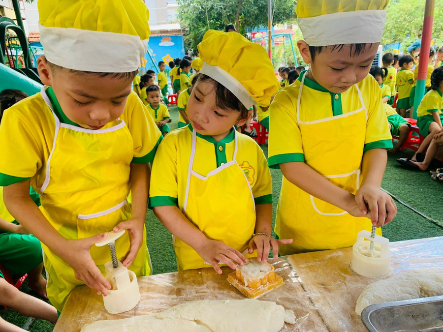 Tự tay làm nên những chiếc bánh trung thu khiến trẻ rất thích thú, háo hức. Tự tay làm nên những chiếc bánh trung thu khiến trẻ rất thích thú, háo hức.