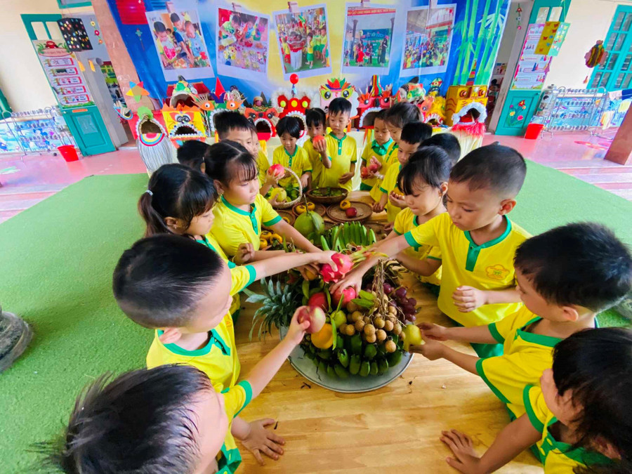 Trẻ cùng nhau sắp mâm ngũ quả theo ý tưởng của mình. Trẻ cùng nhau sắp mâm ngũ quả theo ý tưởng của mình.