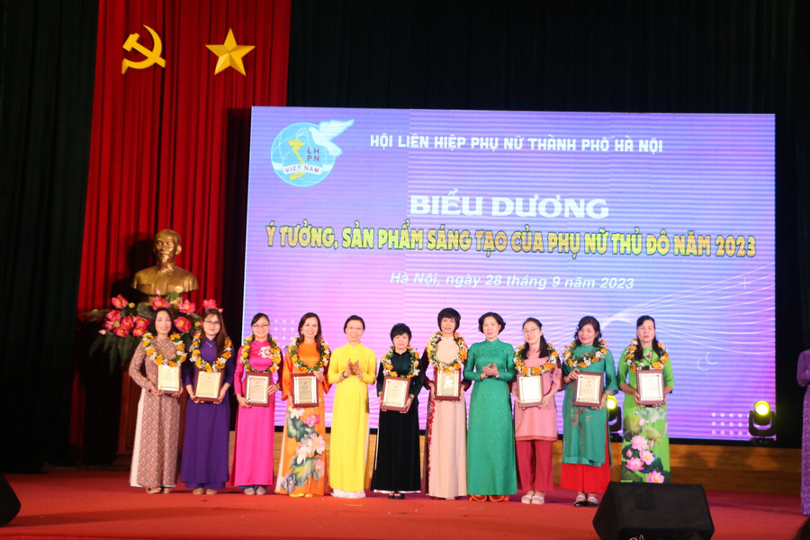 Ban tổ chức trao chứng nhận biểu dương các ý tưởng, sản phẩm sáng tạo của Phụ nữ Thủ đô năm 2023. Ban tổ chức trao chứng nhận biểu dương các ý tưởng, sản phẩm sáng tạo của Phụ nữ Thủ đô năm 2023.