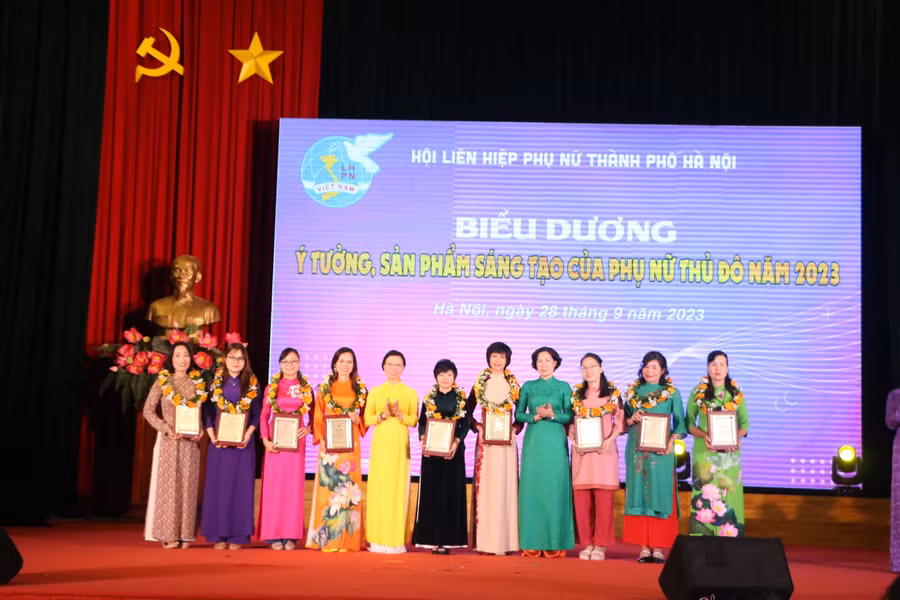Ban tổ chức trao chứng nhận biểu dương các ý tưởng, sản phẩm sáng tạo của Phụ nữ Thủ đô năm 2023.