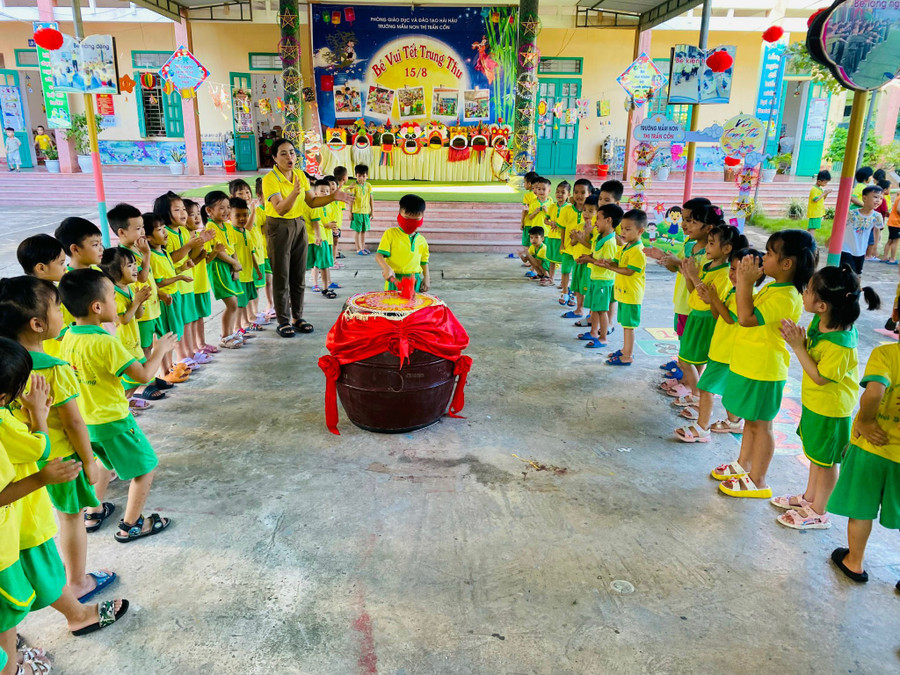 Cô trò cùng nhau chơi trò "bịt mắt đánh trống" để rèn khả năng tập trung của trẻ. Cô trò cùng nhau chơi trò "bịt mắt đánh trống" để rèn khả năng tập trung của trẻ.