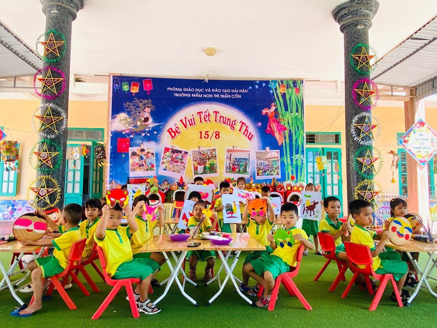 Trẻ tham gia vẽ tranh, làm đồ chơi trung thu ngay tại trường. Trẻ tham gia vẽ tranh, làm đồ chơi trung thu ngay tại trường.