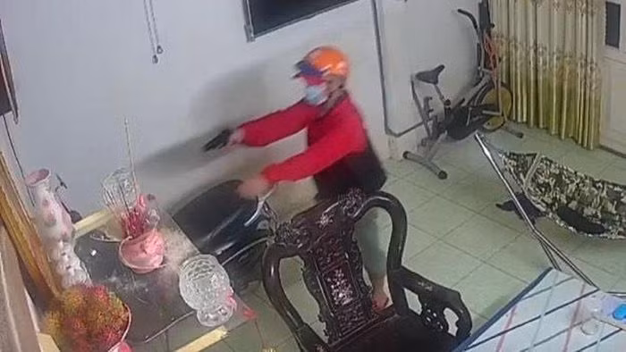 Hình ảnh đối tượng Danh dùng súng giả đe dọa nạn nhân được camera an ninh ghi lại. Hình ảnh đối tượng Danh dùng súng giả đe dọa nạn nhân được camera an ninh ghi lại.