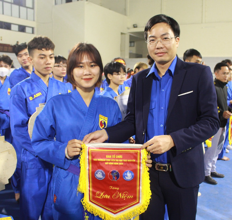 Ban tổ chức trao cờ động viên các đoàn tham dự giải.