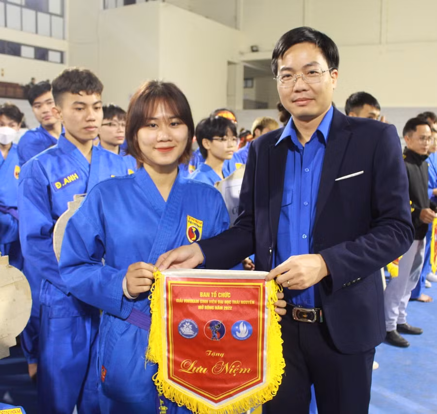 Ban tổ chức trao cờ động viên các đoàn tham dự giải.