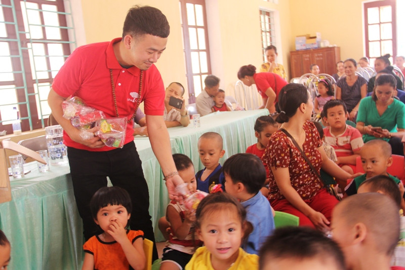 Các bé ở ở Mầm non Thanh Xuân tỏ vẻ thích thú khi được nhận quà.