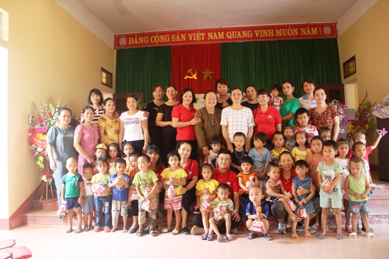 Đoàn từ thiện chụp ảnh lưu niệm với giáo viên và học sinh trường Mầm non Thanh Xuân.