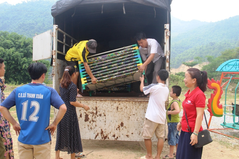 Gần 4 tấn đồ dùng học tập các loại và quà cho học được đoàn từ thiện đưa về trao tặng trường Mầm non Thanh Xuân.