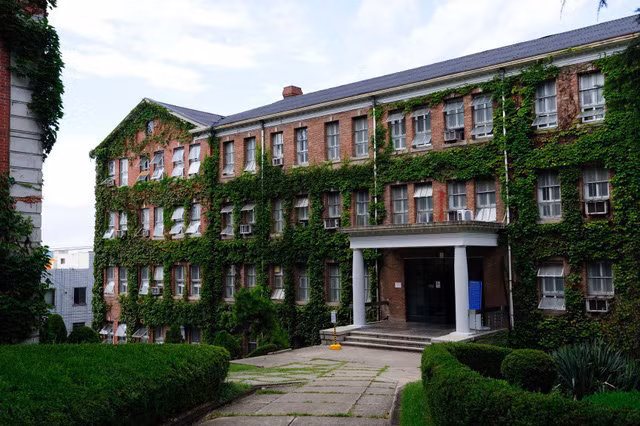 “Lạc bước” đến ngôi trường tuyệt đẹp xuất hiện trong hơn 100 bộ phim Hàn nổi tiếng ảnh 11