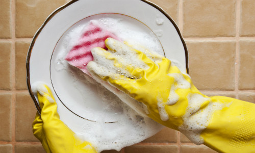 Khi rửa bát, bạn nhất thiết nên đeo găng tay. Khi rửa bát, bạn nhất thiết nên đeo găng tay. Ảnh: Sc.68design.