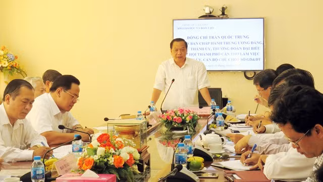 Đồng chí Trần Quốc Trung - Bí thư Thành ủy TP Cần Thơ làm việc với Đảng ủy, cán bộ chủ chốt Sở GD&ĐT TP Cần Thơ ngày 13/9