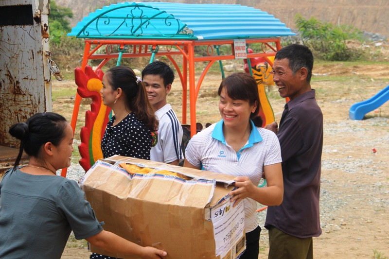 Giáo viên trường Mầm non Thanh Xuân phấn khởi vì nhận được đồ dùng phục vụ công tác giảng dạy cho học sinh.