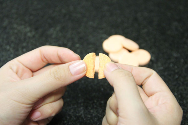 Người bệnh khi chia nhỏ thuốc để sử dụng nên tìm hiểu kỹ dạng thuốc và phải được sự hướng dẫn tư vấn của người có chuyên môn. Người bệnh khi chia nhỏ thuốc để sử dụng nên tìm hiểu kỹ và phải được hướng dẫn tư vấn của dược sĩ và bác sĩ. Ảnh: Cẩm Anh