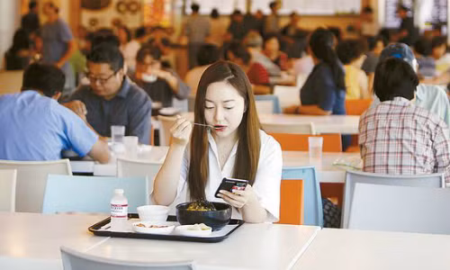 Lý do tuyệt đối không nên ăn cơm một mình